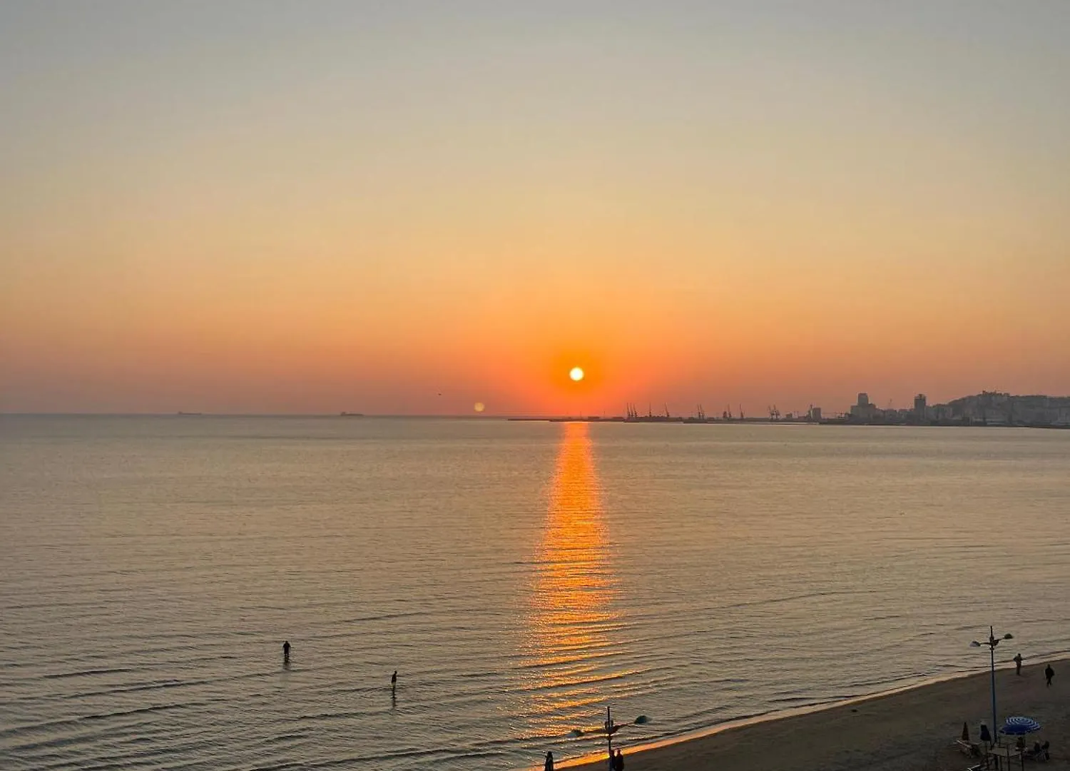 Apartman Sun, Sea And Serenity - Beachfront Apt With Sunset Views And Soothing Waves Durrës