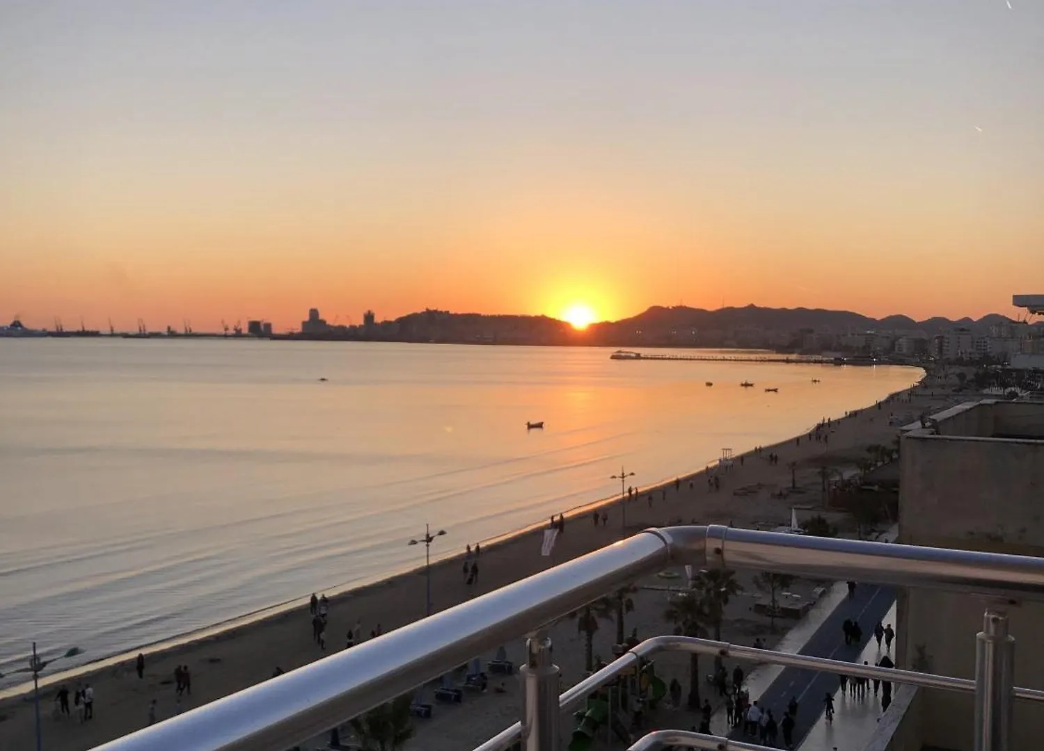 Sun, Sea And Serenity - Beachfront Apt With Sunset Views And Soothing Waves Durrës 0*,  Albánia