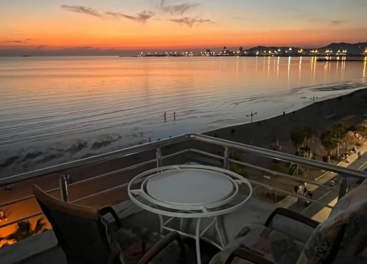 Sun, Sea And Serenity - Beachfront Apt With Sunset Views And Soothing Waves Durrës Apartman