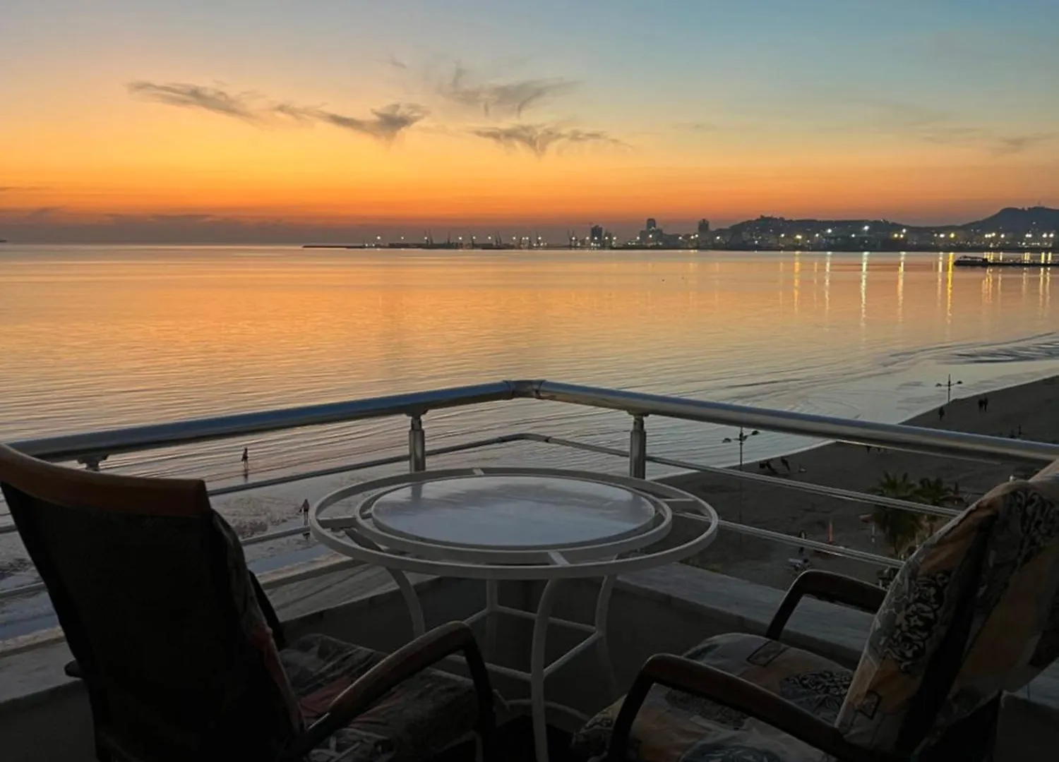 Sun, Sea And Serenity - Beachfront Apt With Sunset Views And Soothing Waves Durrës